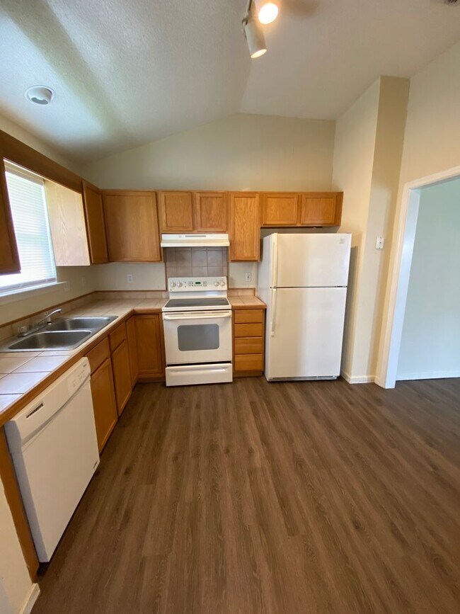 Building Photo - Leasing NOW. Killearn Lakes home with fenced in backyard