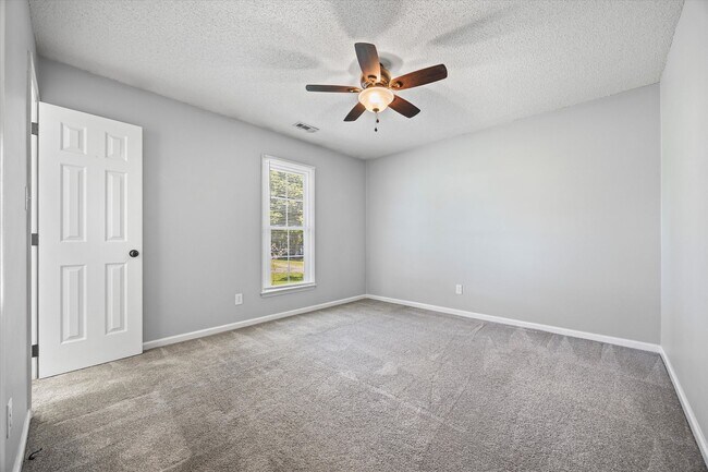 Building Photo - Updated and well maintained 3 bedroom, 2 b...