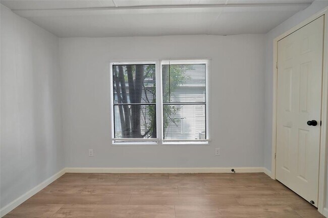 Building Photo - 5811 Cedar View Dr