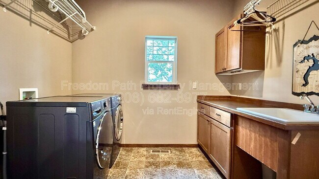 Building Photo - 406 Lundblad Pl