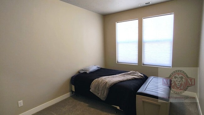 Building Photo - Great 3 Bd 2.5 Bath Townhome 2 Car Garage