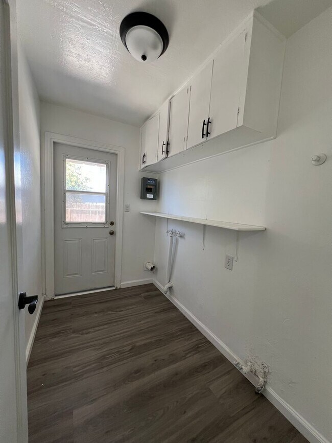 Building Photo - Fully remodeled 2 bedrooms and 1 bathroom, single-story home in Visalia, CA!