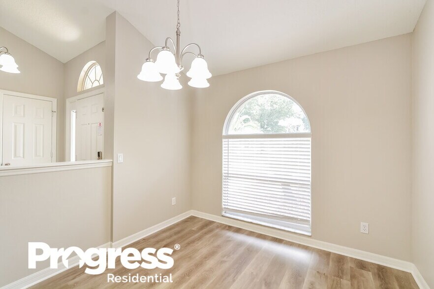 Building Photo - 909 Vassar Dr