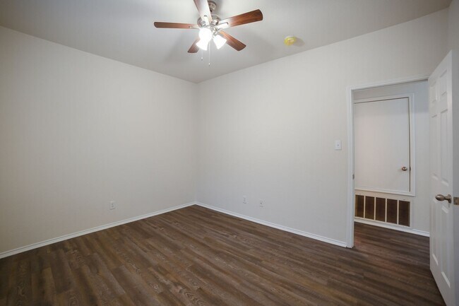 Building Photo - 27110 Saddlefoot Way