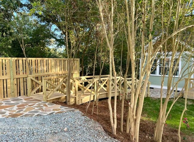 Building Photo - Beautiful picturebook 2 bed/1.5 bath cotta...