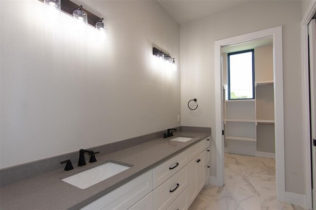 Building Photo - 2804 Lawrence Dr