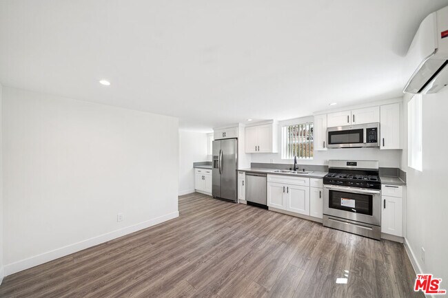 Building Photo - 1267 Vin Scully Ave
