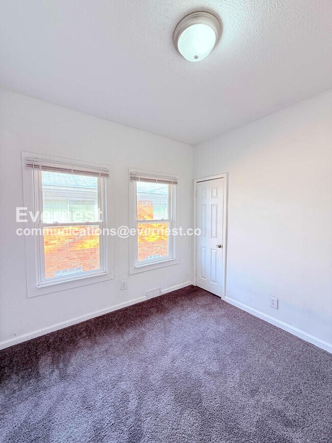 Building Photo - 2 Bed/1 Bath Home with Off-Street Parking / Vouchers Accepted / Available Now!