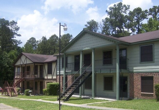 Building Photo - 801 Forest Hollow