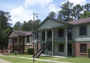 Building Photo - 801 Forest Hollow