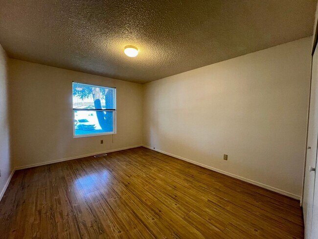 Building Photo - e4903