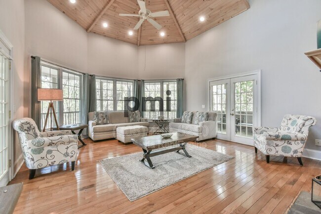 Building Photo - 373 Dach Bruche Gasse