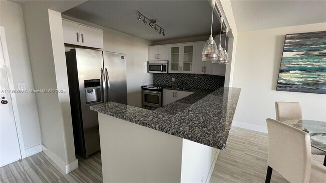 Building Photo - 2500 Parkview Dr