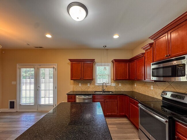 Building Photo - Well-Maintained 4 Bed 2.5 Bath Home in Westgate