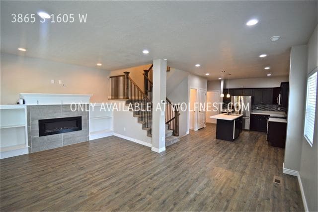 Building Photo - Gorgeous 3 Bedroom West Valley Townhome! N...