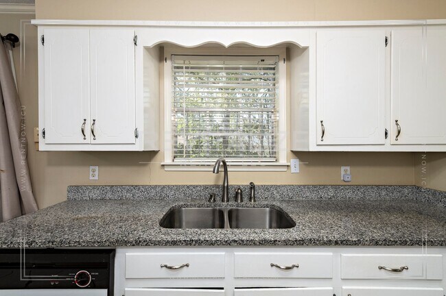 Building Photo - Charming 3 Bed 2 Ba Home Close to Saraland