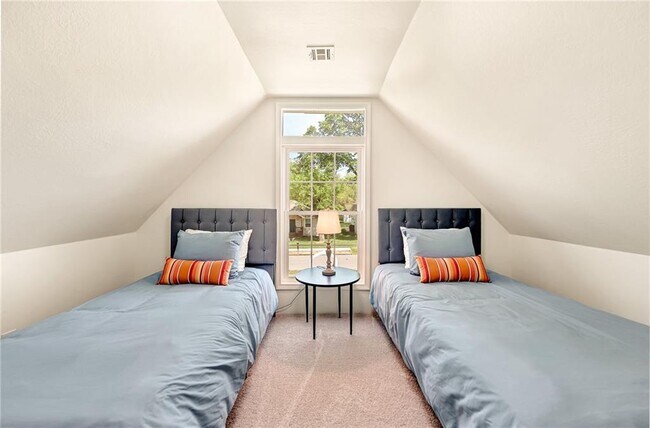 Building Photo - 801 NW C St