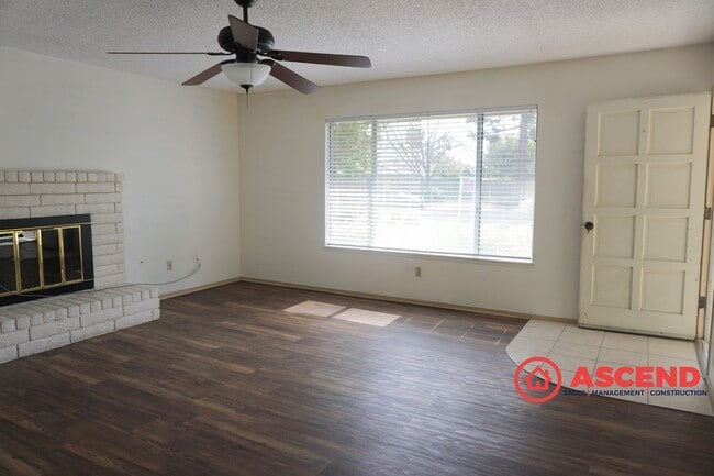 Building Photo - Cute home located in the Southwest!