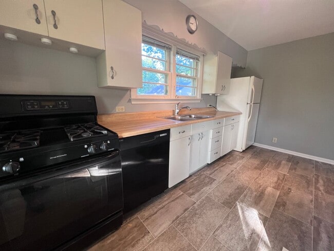 Building Photo - Adorable home in Ada!