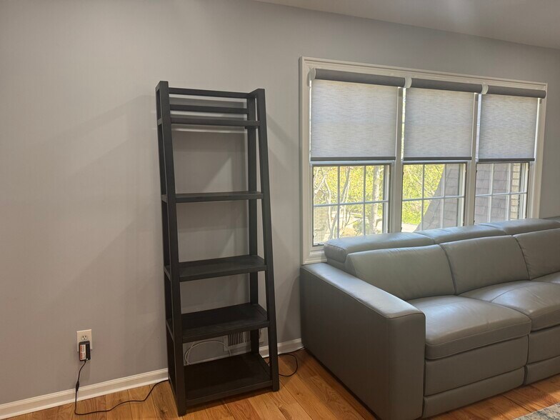 Building Photo - 50 Falls Bridge Dr