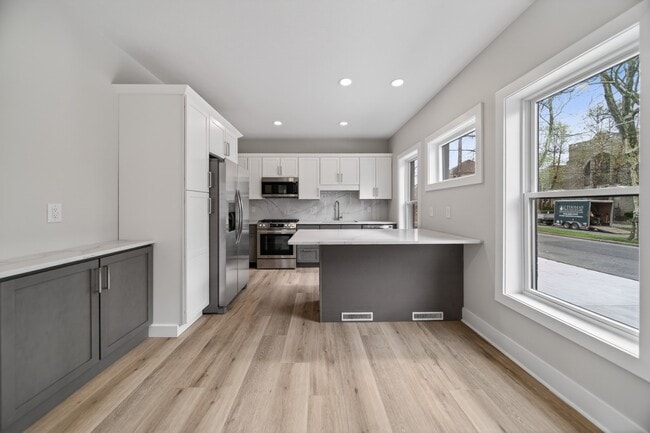 Building Photo - 729 W 9th St