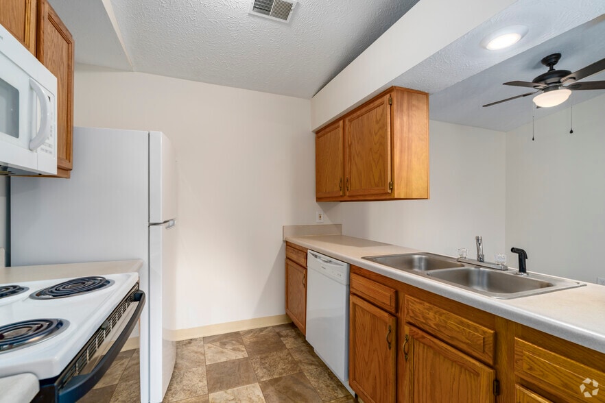 Cathedral Level - 2BR, 2BA - 1,000SF - Kitchen - Tammany on the Ponds Apartments