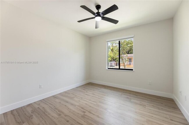 Building Photo - 3 bedroom in Miami FL 33150