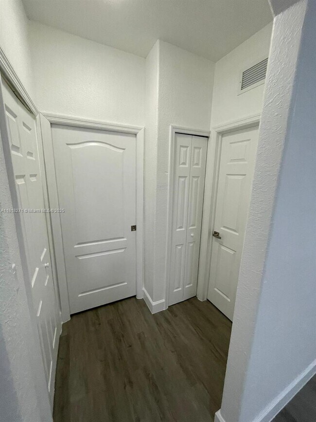 Building Photo - 1658 SE 28th Ct
