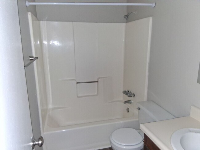 Building Photo - 2 Bedroom/1.5Bath Townhome on Bemiss