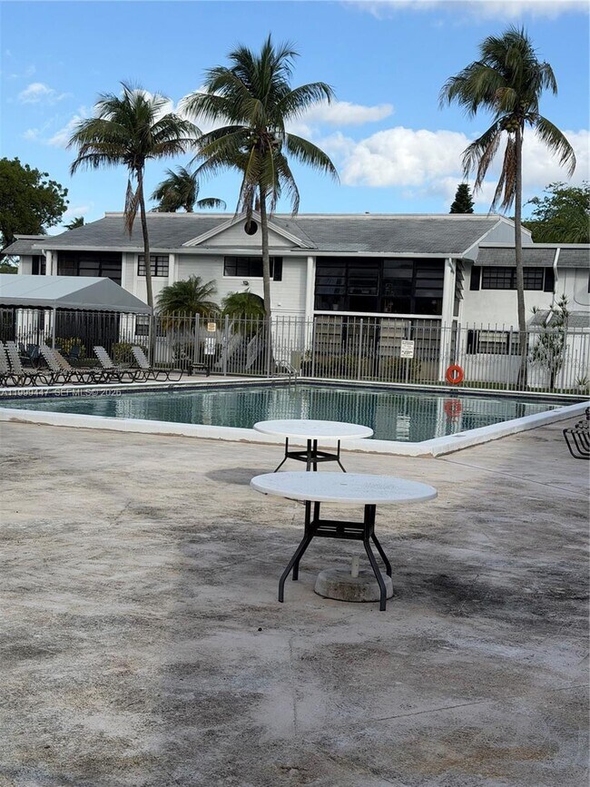 Building Photo - 823 NE 199th St