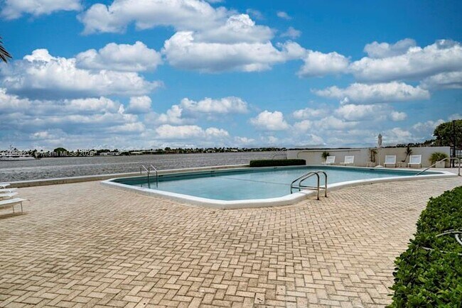 Building Photo - 1200 S Flagler Dr
