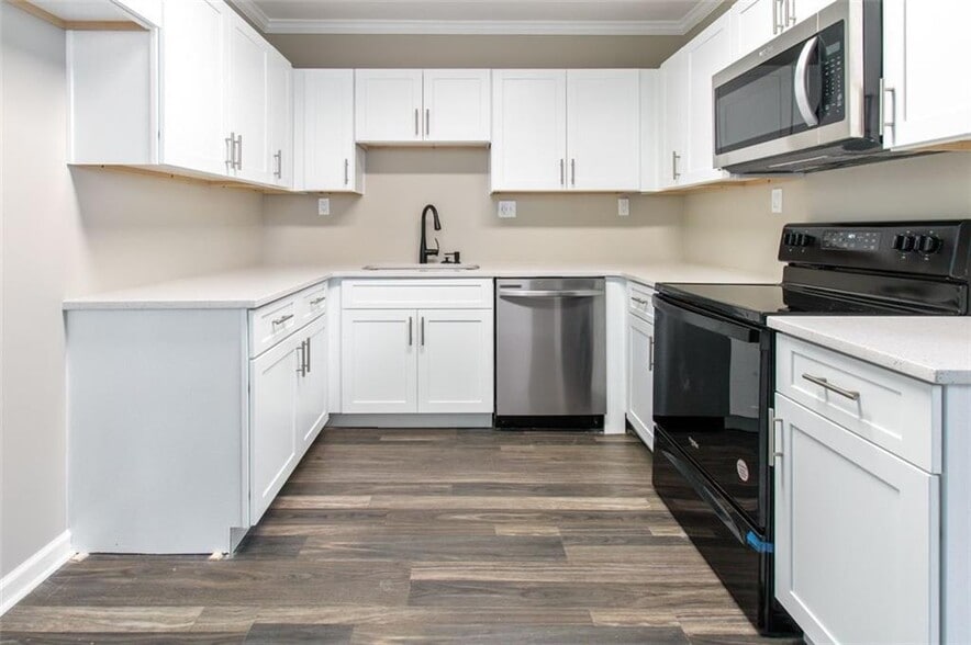 Kitchen - 288 Thornton St SW