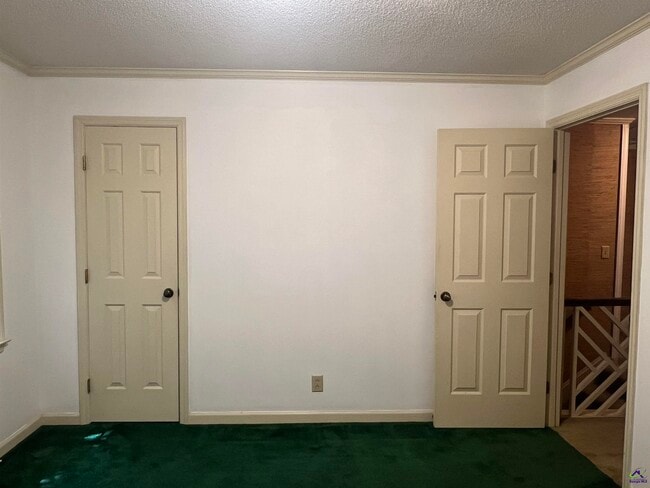 Building Photo - 136 River Knoll
