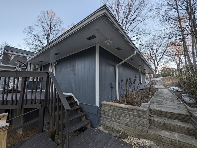 Building Photo - 1303 Colony Dr