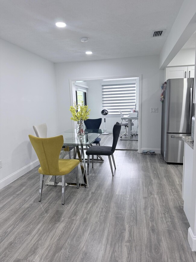 Building Photo - 302 SW Whitmore Dr