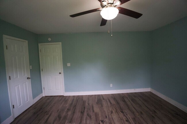 Building Photo - 200 N Willow Ln