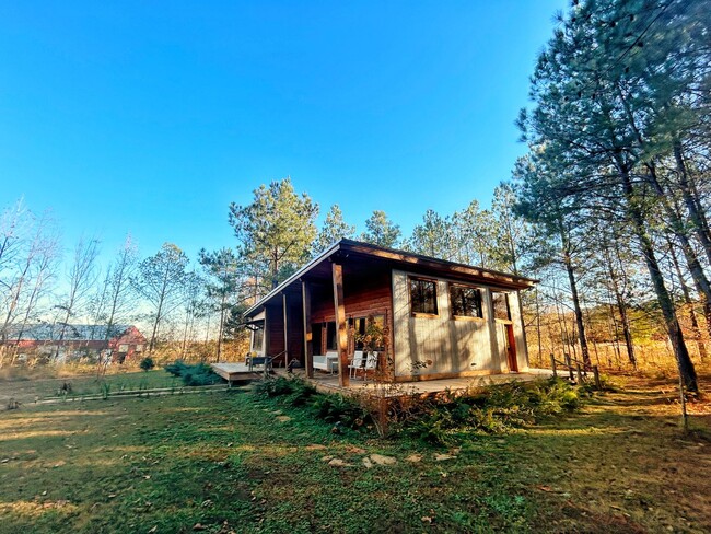 Building Photo - Adorable Cottage! All utilities included!!