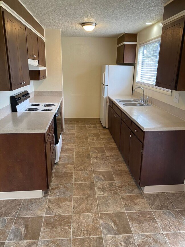 Building Photo - (473) Walnut Duplex - 2 Bedroom / 1 Bathroom - Updated