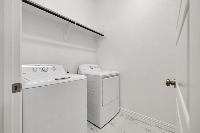 Building Photo - 3100 Greenbriar Dr