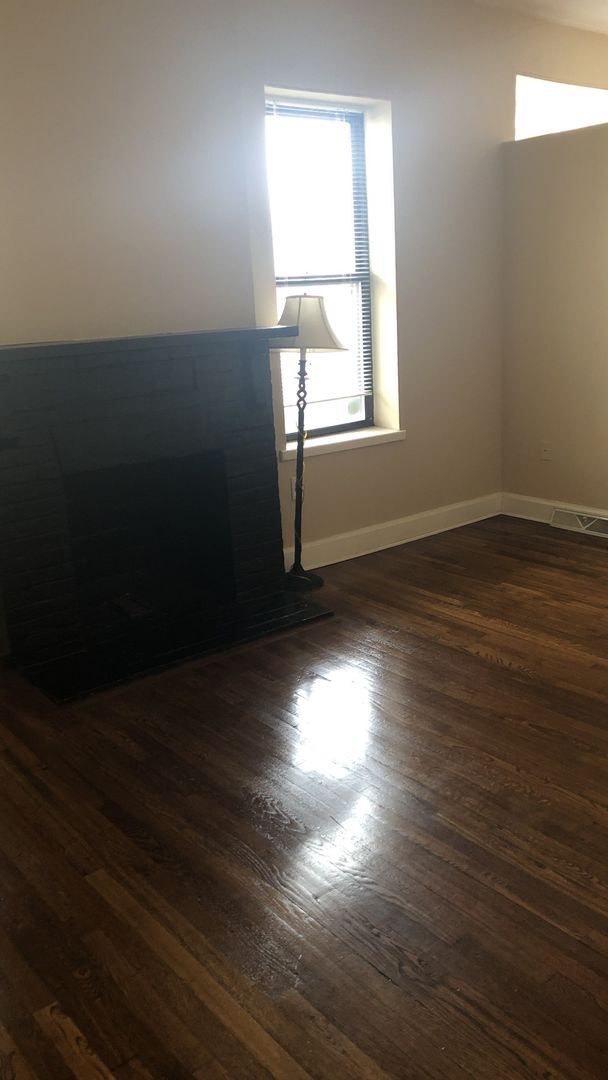 Building Photo - 811 N Van Buren St