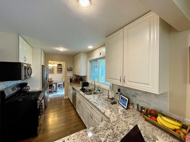 Building Photo - 1725 Drake Ct