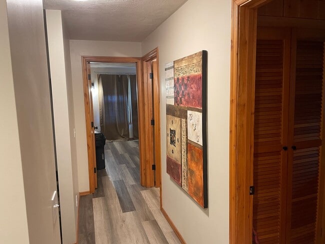 Building Photo - Beautifully updated 2 bedroom 2 bath house!