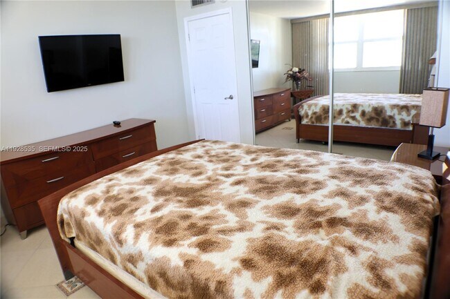 Building Photo - 1833 S Ocean Dr