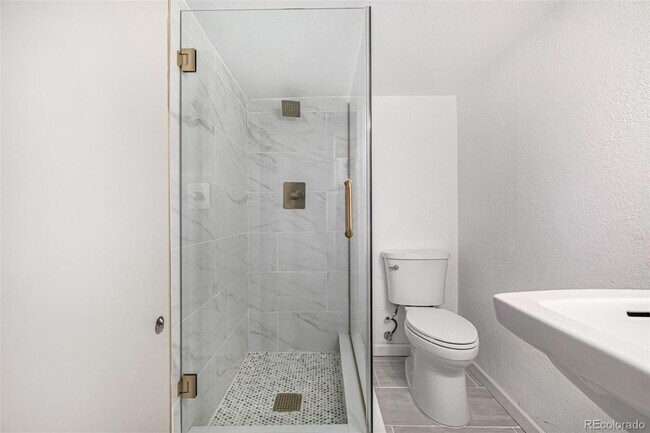 Building Photo - 1409 S Clermont St