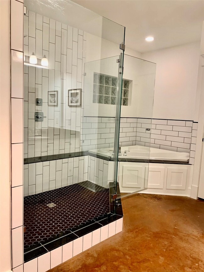 Building Photo - 919 W 15th St