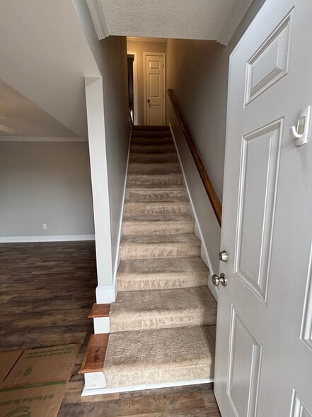 Building Photo - 5731 SW Acres Dr