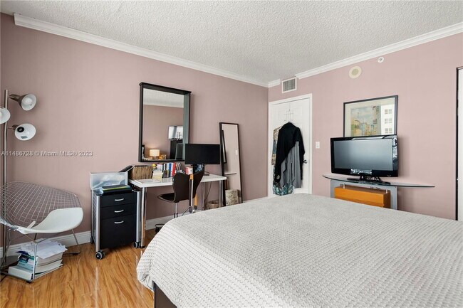 Building Photo - 1155 Brickell Bay Dr