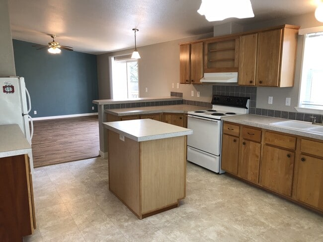 Building Photo - Beautiful and Convenient Turner Location!