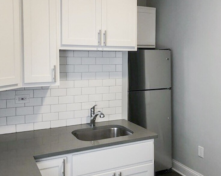 Building Photo - 5061 N Damen Ave