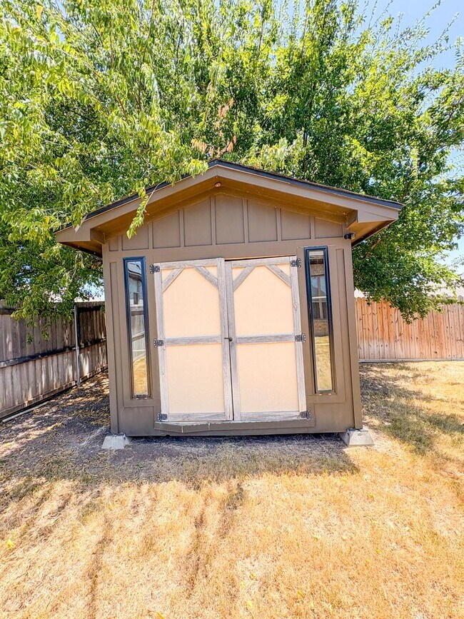 Building Photo - 701 Juniper Dr
